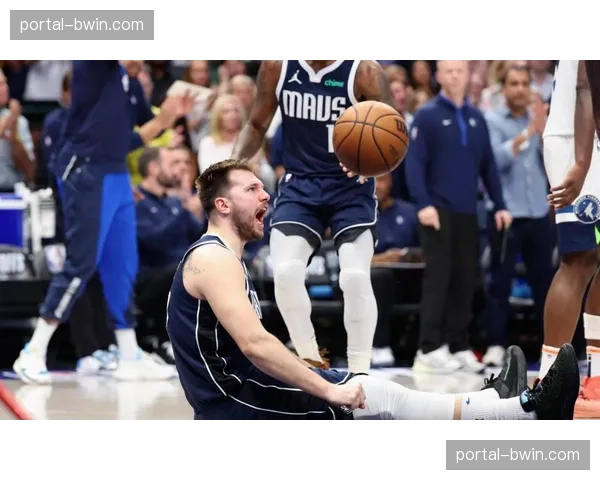 湖人东契奇踩踏场地边缘崴脚 速贷中心设计缺陷再遭质疑 湖人东契奇踩踏场地边缘崴脚 速贷中心设计缺陷再遭质疑